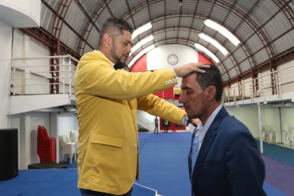 Juan Carlos asegura que Dios usó al profeta, quien oró por él en Alemania y su pulmón, afectado por la COVID, fue sanado.