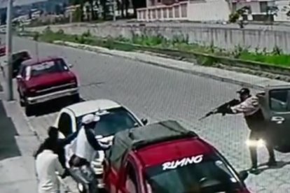 René Meneses fue interceptado por tres sujetos armados, uno de ellos con un fusil.