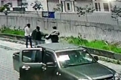 Al negarse a subir, a la fuerza, a esta camioneta, los tipos lo acorralaron y lo asesinaron.