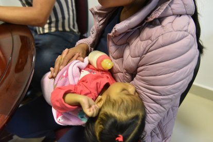 Cada vez la piel de la niña se torna más amarillenta.