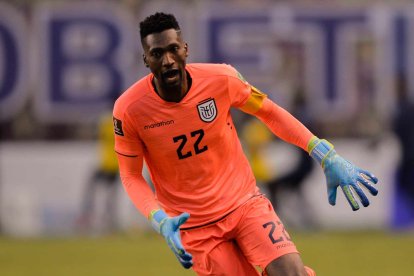 Alexander Domínguez cuenta con la experiencia de haber atajado en el Mundial de Brasil 2014.