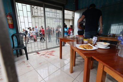 Dentro del restaurante quedaron las huellas del ataque a bala que provocó la muerte del menor.