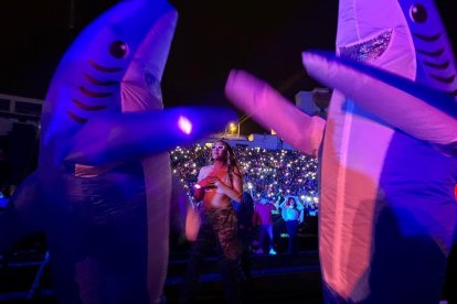 Sharon  

González y Carlos Torres esperaban que Benito los saludara. Gastaron una ‘luca’ para los boletos.