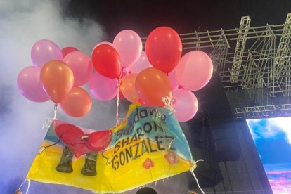 Sharon  

González y Carlos Torres esperaban que Benito los saludara. Gastaron una ‘luca’ para los boletos.
