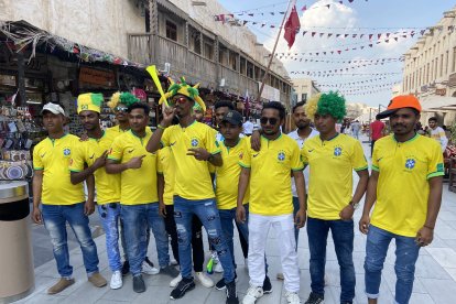 Un grupo de migrantes cataríes vestidos con la camiseta de Brasil.