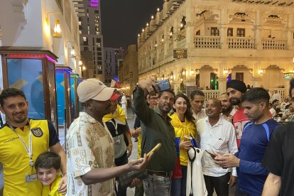 Daniela es sorprendida por varios cataríes y migrantes de otras nacionalidades que le pedían una selfie, como si fuese famosa.