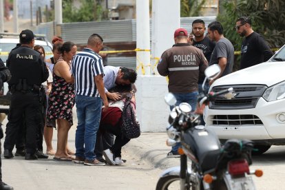 Familiares del uniformado, de 30 años, lloraban desconsolados