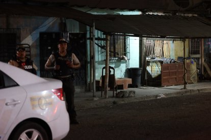 En la puerta de esta casa estaban paradas las víctimas cuando llegaron los criminales.