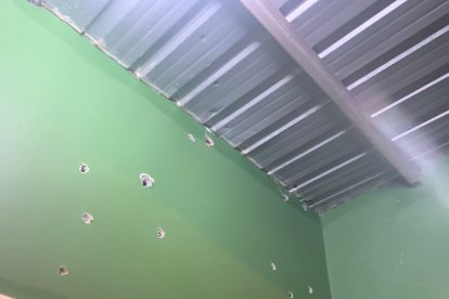 Las huellas de los impactos de proyectil en las paredes.