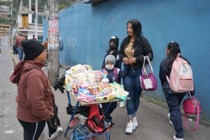 Cada mañana, Alexandra alista a sus hijos y los lleva a la escuela, en Chillogallo, sur de Quito.