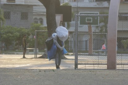 El parque, ubicado en medio de varias cooperativas, es el lugar de 'reunión' de consumidores, recicladores, familias y amigos.