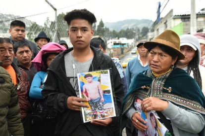 Christian Lumbi espera información de su padre y hermano menor.