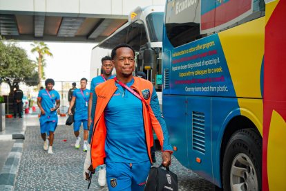 Romario Ibarra presenta un estabilizador en su mano derecha.