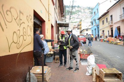 Los comerciantes les pagan entre 50 centavos y un dólar al día.
