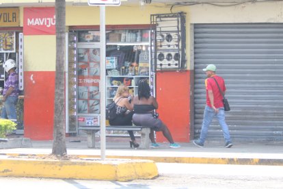 Quienes viven en la 17 deben convivir con trabajadoras sexuales alrededor.