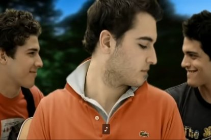 En los 2000 impusieron la moda de las camisas con doble cuello.