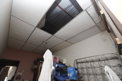 Tumbados, ventanas, lámparas de casas cercanas al ‘camaretazo’ se vinieron abajo.