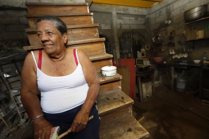 Doña Esperanza se cayó al tratar de correr por el estallido. Ella y su hijo, quien sufre de epilepsia se asustaron por la explosión.