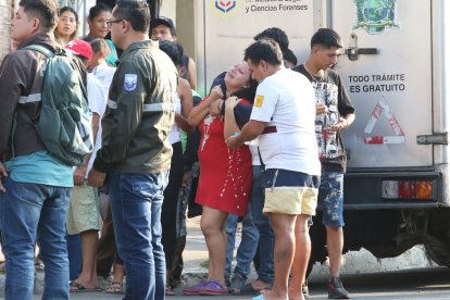 Los familiares de la víctima lloraban por la muerte del hombre.
