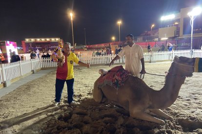 Ecuador Echeverría con el camello en la mano, junto al de verdad.