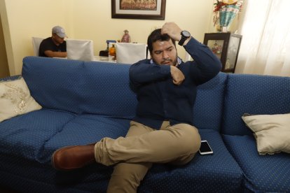 Tomás Obando explica cómo la bala perforó el corazón de su hijo.