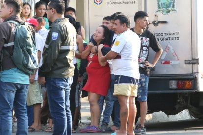 Familiares de Moisés Germán Lozada Barrera lloran su muerte.