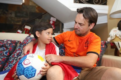 El más futbolero es Kasper. Él ha inculcado el deporte a sus hijos.