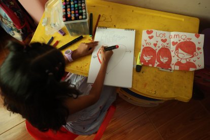 A la menor de edad le gustaba dibujar. Entre sus ilustraciones está una junto a su papá.