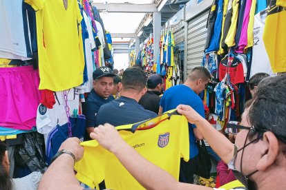 Hinchas de la Tricolor pagan entre 18 y 20 dólares, por una camiseta de Ecuador.