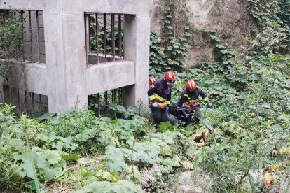 Los bomberos fueron a la quebrada Chaquishcahuayco para sacar a uno de los muertos.