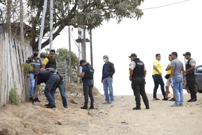 Investigadores de diferentes unidades de la Policía acudieron al sitio.