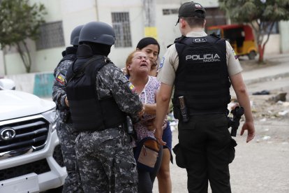 La mamá del detenido clamaba para que no se lo llevaran.