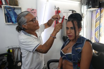 Fernando Orozco trabaja tres días a la semana en una peluquería de Guayaquil. No hay muchos clientes.