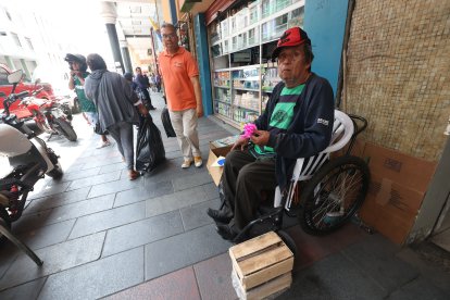 Vicente Vaca se dedica a hacer lasos en una de las calles de Guayaquil.
