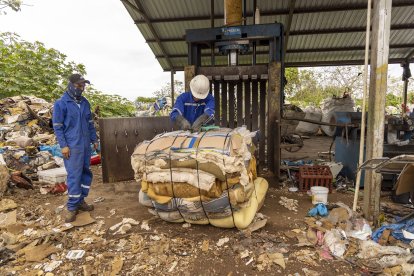 Antes de ser destruidos, de los colchones se separan las piezas de alambre, que pasan a otro proceso.