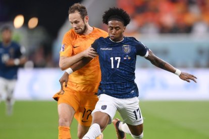 Angelo Preciado (d) de Ecuador le ganó el duelo al defensa de Países Bajos, Daley Blind.