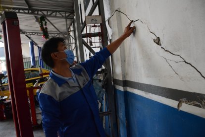 César Cóndor muestra las afectaciones en su casa.