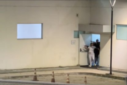 Al no hallarlo   tomaron rehenes, entre ellos una enfermera.