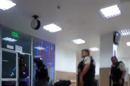 Los agentes ingresaron y sometieron a los sujetos que no pudieron escapar.