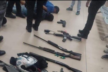 Los tipos estaban equipados con armas de grueso calibre.
