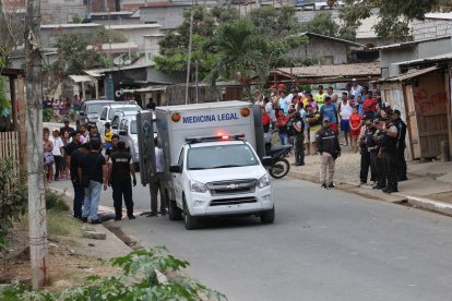 El cadáver de Jéssica Trujillo, de 30 años, quedó a un lado de la vereda.