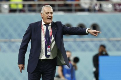 El técnico Gustavo Alfaro apostó por tres volantes ante Senegal y la estrategia no le resultó.