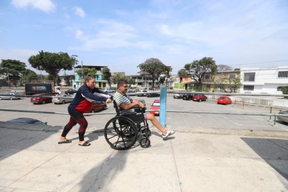 Los vecinos de la tercera edad o con problemas de movilidad, deben buscar ayuda para poder descender ante la falta de más rampas.
