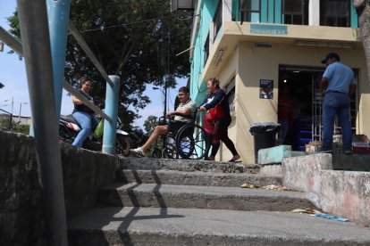 Pocas escalinatas cuentan con barandales. En las que están estos soportes, la comunidad las ha colocado por cuenta propia.