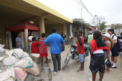 Los matones también arremetieron en contra de este domicilio, ubicado junto a una escuela.
