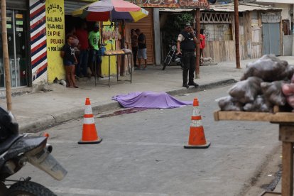 El cuerpo de Esteban Suárez quedó a seis metros de su negocio de pescado.