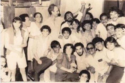 Actores de El Juglar, en sus inicios, junto al director Ernesto Suárez