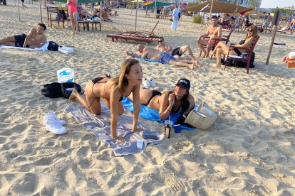 Los cuerpazos de Annagy y Andrea, dos bellas chicas procedentes de Serbia y Españam, 'pidieron' playa.
