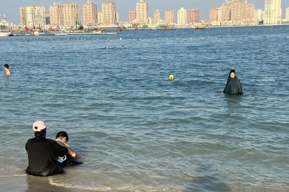 Una familia catarí se baña en la playa. Ellas lucen tapadas, solo el niño anda 'pecho pelado'.