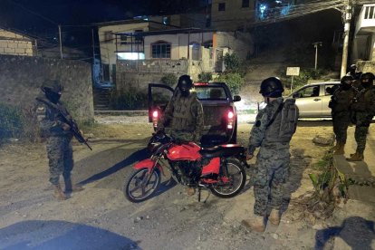 Los uniformados liberaron a la víctimas e incautaron una motocicleta.